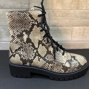 Chelsea & Violet-‎ Size 9.5- Snake Skin Print